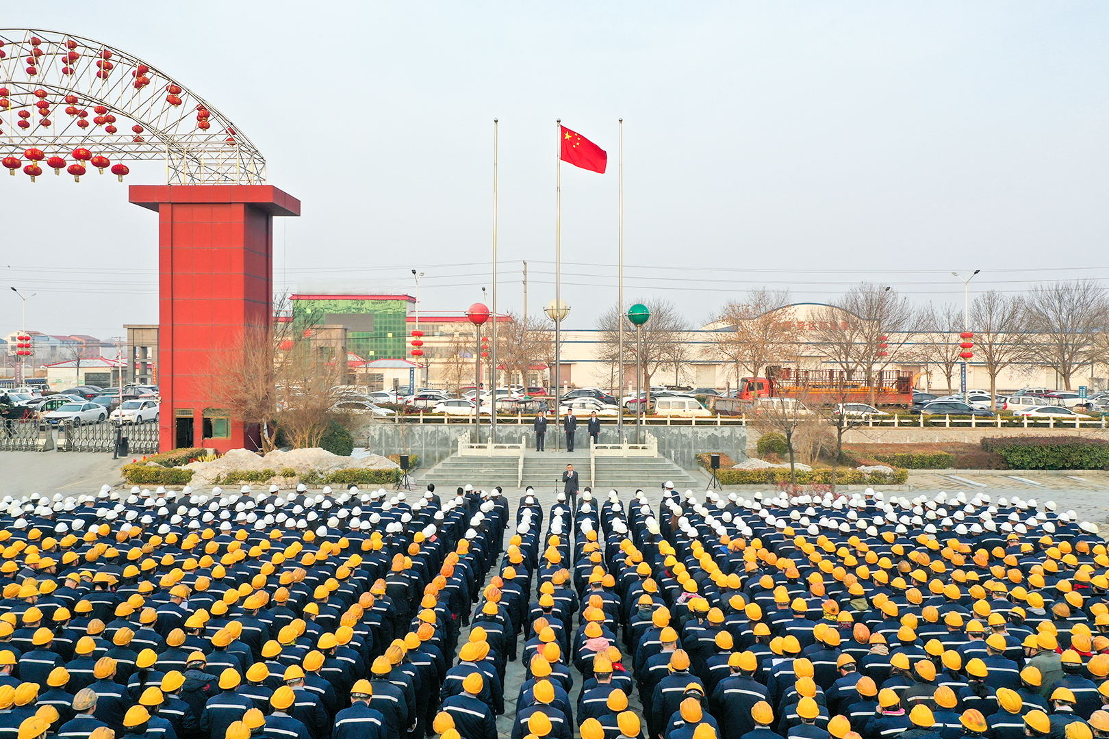 Live Up to the Spring Light, Strive for New Strength | Henan Mining Holds a Flag Raising Ceremony
